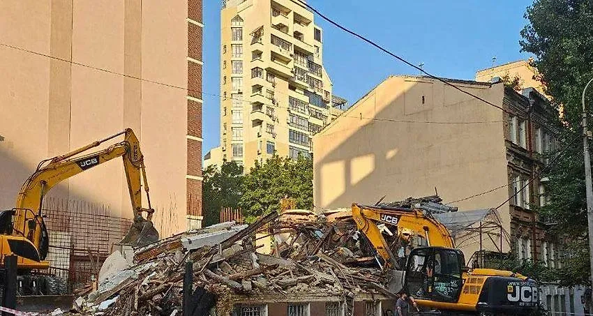 В Киеве снесли усадьбу Зеленских. Обложка © Telegram / Полиция Киева