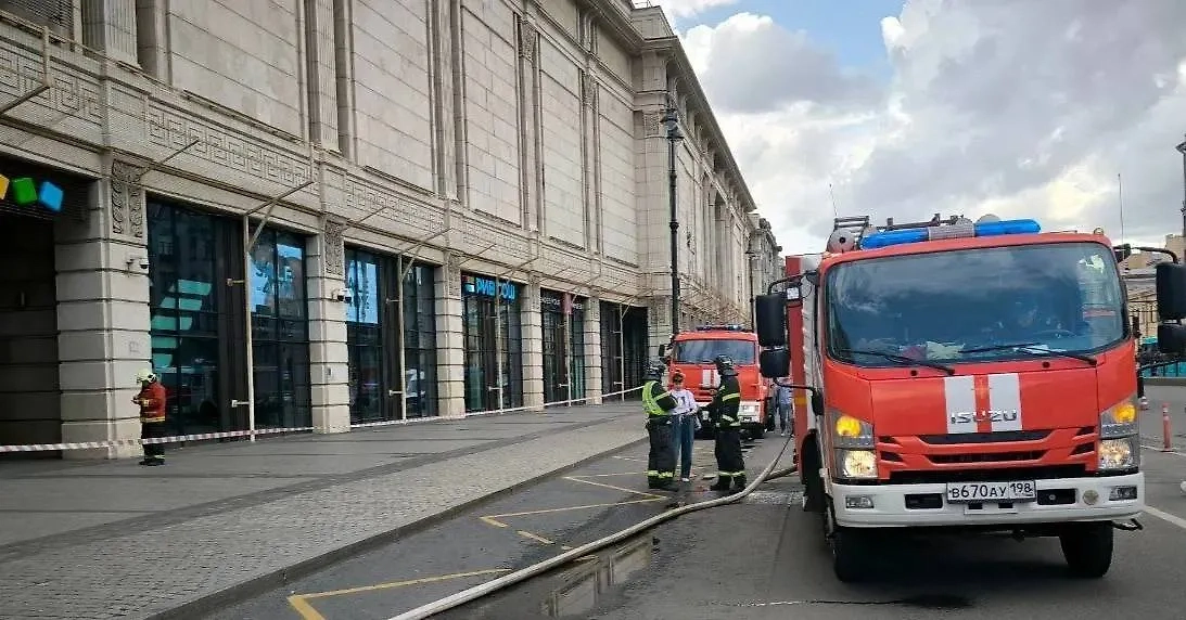 В Петербурге устранили пожар в кафе в здании ТРК. Обложка © Telegram / mchspetersburg
