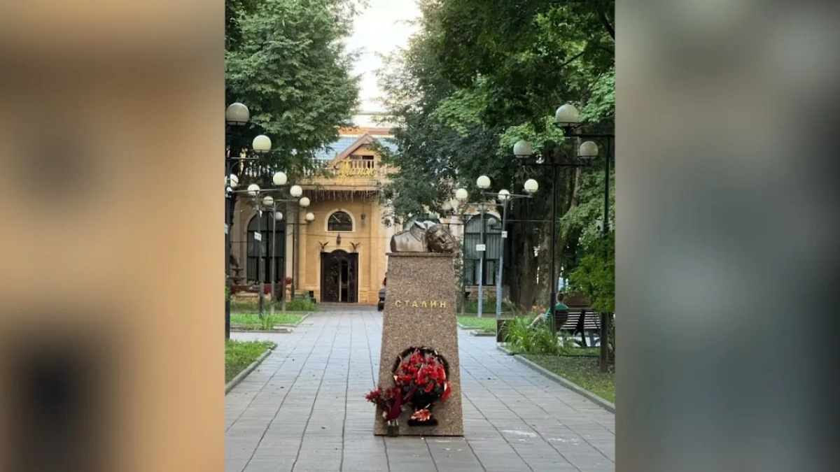 В Звенигороде местный сумасшедший снёс кувалдой голову с бюста Сталина. Обложка © Telegram / "Звенигород"