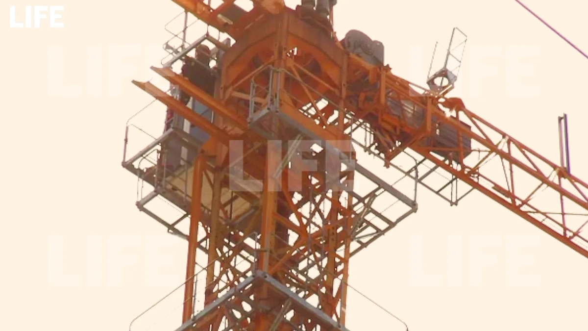 Кран, в кабине которого умер крановщик в Москве. Фото © Life.ru