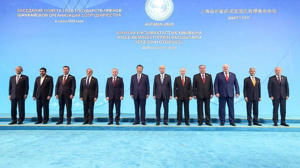 Генеральный секретарь ШОС Чжан Мин, исполняющий обязанности президента Ирана Мохаммад Мохбер, президент Киргизии Садыр Жапаров, премьер-министр Исламской Республики Пакистан Шахбаз Шариф, президент Узбекистана Шавкат Мирзиёев, председатель КНР Си Цзиньпин, президент Казахстана Касым-Жомарт Токаев, президент РФ Владимир Путин, президент Таджикистана Эмомали Рахмон, президент Белоруссии Александр Лукашенко, министр иностранных дел Индии Субраманьям Джайшанкар (слева направо) на совместном фотографировании глав делегаций государств – членов ШОС. Фото © ТАСС / Гавриил Григоров