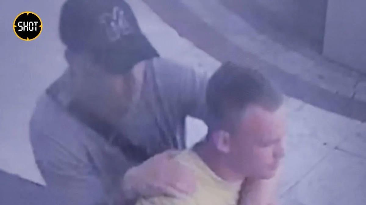 Разыскиваемые за ДТП с электросамокатом мужчины. Фото © SHOT