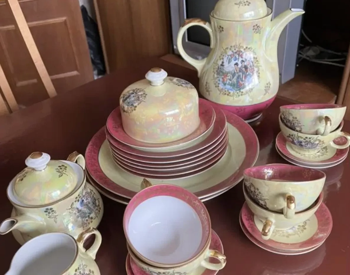 Почему советская посуда снова в моде и стоит дорого. Фото © Avito