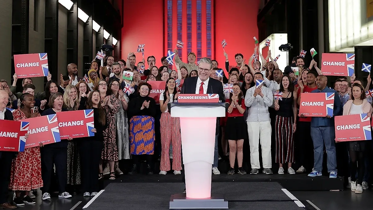 Кир Стармер с представителями Лейбористской партии отмечают победу. Фото © Getty Images / Ricky Vigil