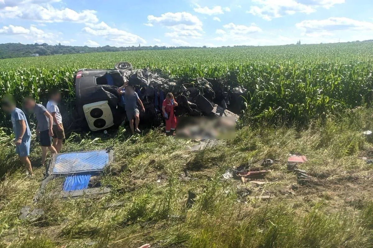 Кадр с места ДТП на Украине, где погибло 14 человек. Фото © Telegram / Національна поліція України