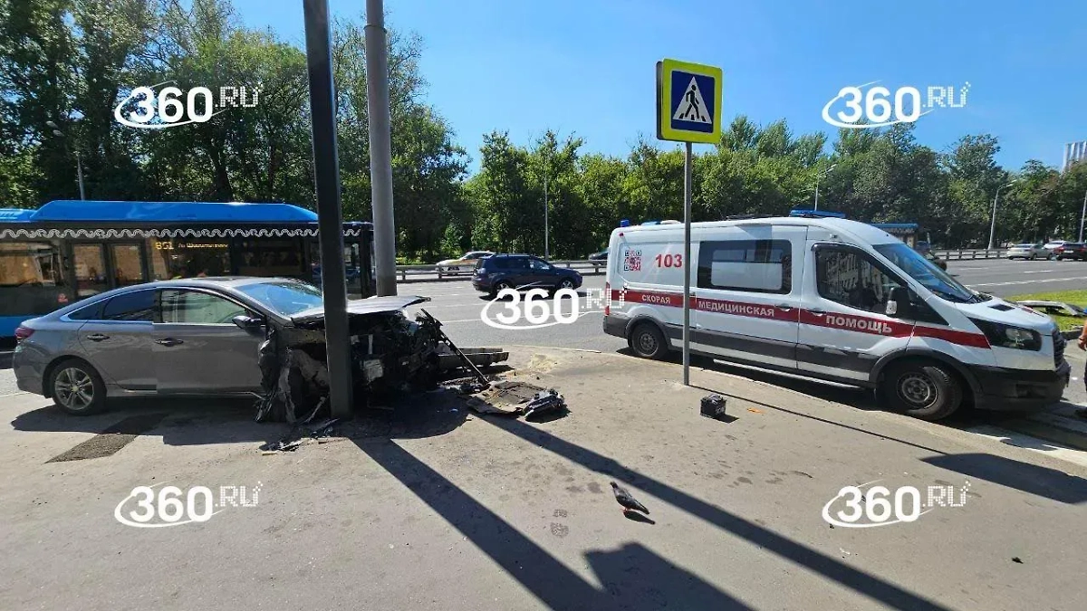 Кадр с места ДТП на севере Москвы, где водитель врезался в столб. Обложка © 360.ru