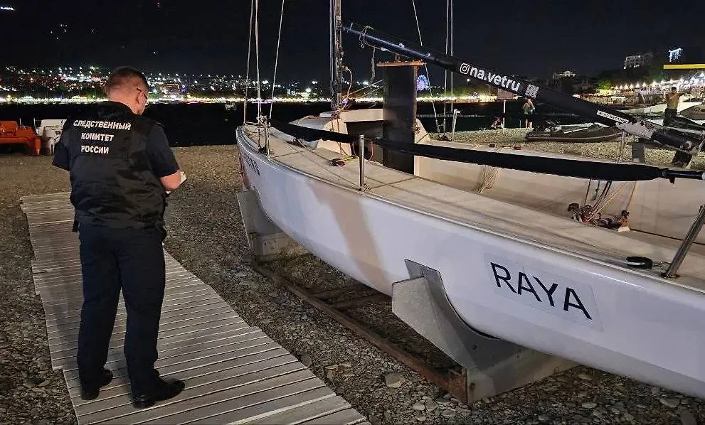 Яхта, затонувшая в Геленджике. Обложка © Telegram / Западное межрегиональное следственное управление на транспорте СК России