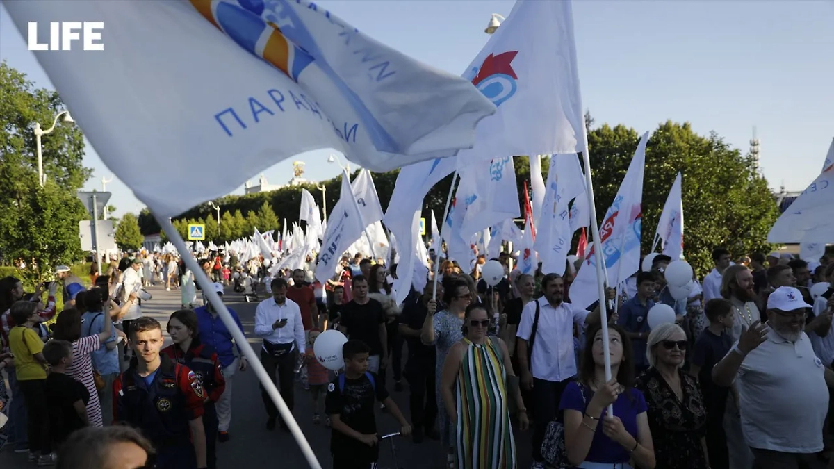 На выставке "Россия" прошёл Всероссийский парад семьи. Фото © Life.ru / Андрей Тишин