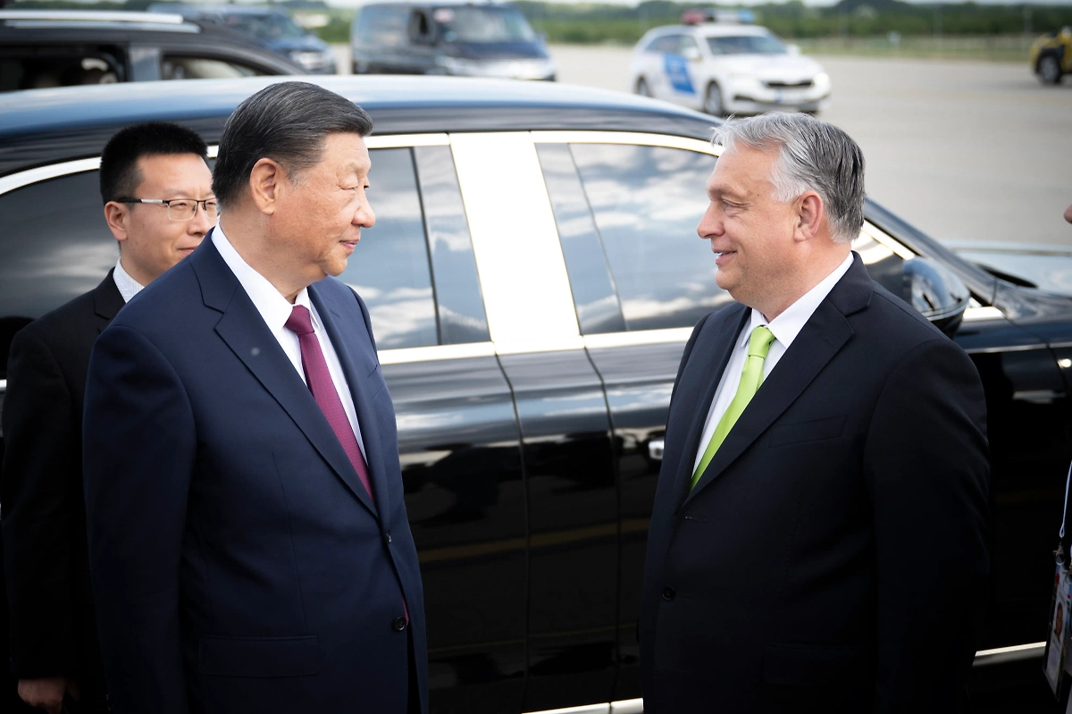 Председатель КНР Си Цзиньпин и премьер-министр Венгрии Виктор Орбан. Обложка © ТАСС / VIVIEN CHER BENKO / HUNGARIAN PRIME MINISTER PRESS OFFICE / HANDOUT