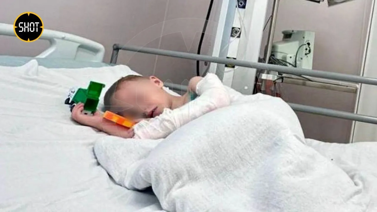 Ребёнка пришлось везти в Москву, где малышу теперь будут аккуратно ломать кости и сращивать их заново. Фото © SHOT