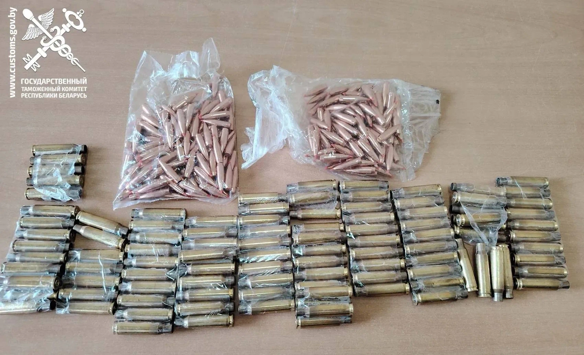 Белорус пытался провезти в страну под брюками 200 патронов и 100 гильз из Польши. Фото © Таможенные органы Республики Беларусь