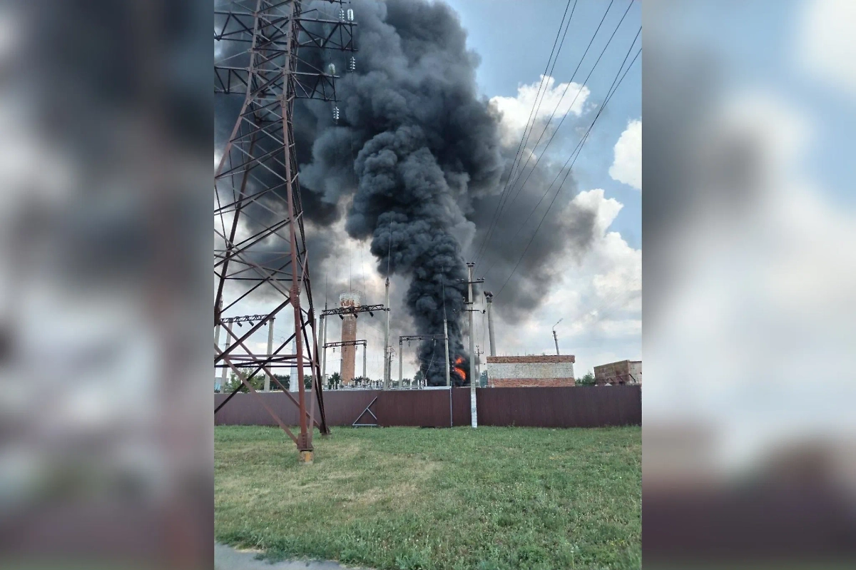 Подстанция маслодельного комбината под Курском загорелась в результате атаки БПЛА ВСУ. Обложка © Telegram / Алексей Смирнов