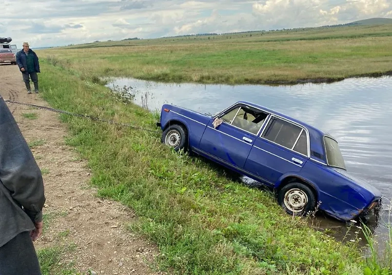 На Урале спасатели нашли затонувший автомобиль. Фото © Telegram / Министерство общественной безопасности Челябинской области