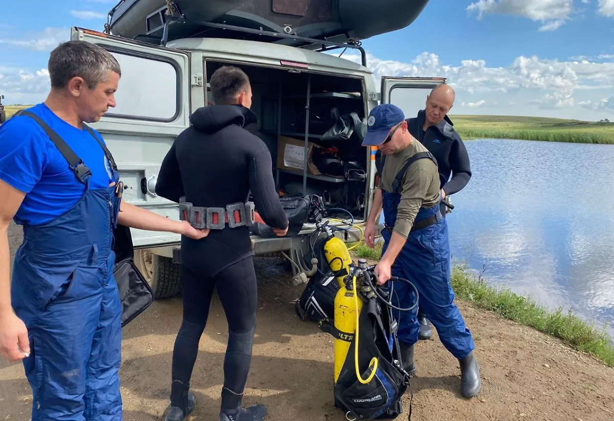 Уральские спасатели готовятся поднять легковушку из водоёма. Фото © Telegram / Министерство общественной безопасности Челябинской области