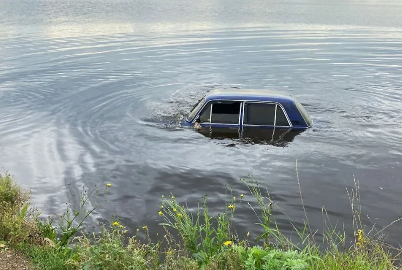 На Урале спасатели обнаружили затонувший автомобиль с телом человека. Обложка © Telegram / Министерство общественной безопасности Челябинской области