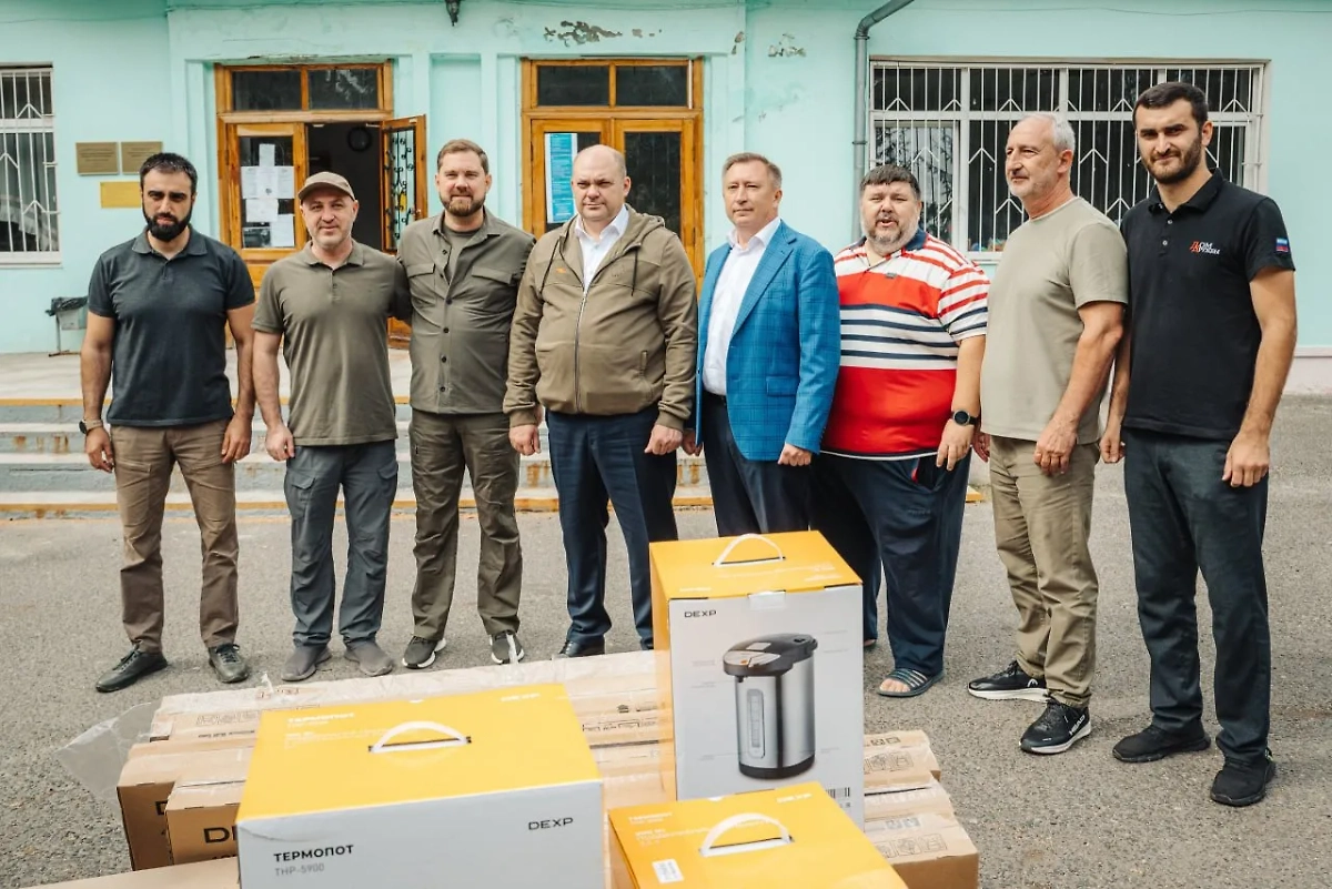 Врио губернатора Курской области Алексей Смирнов (на фото четвёртый слева) вместе с главой ФАДН Игорем Бариновым (на фото третий слева) посетили один из пунктов временного размещения переселенцев из приграничной зоны. Фото © Telegram / Алексей Смирнов