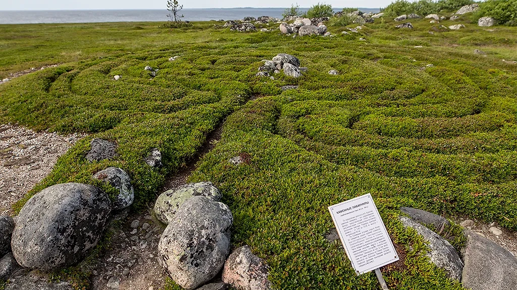 В России на острове Большой Заяцкий располагаются каменные лабиринты, которым более 32 тысяч лет. Фото © ТАСС / Сергей Бобылев