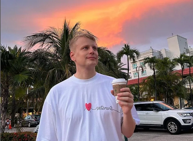 Белорусский комик Слава Комиссаренко. Обложка © Instagram (соцсеть запрещена в РФ; принадлежит корпорации Meta, которая признана в РФ экстремистской) / slavakomissarenko