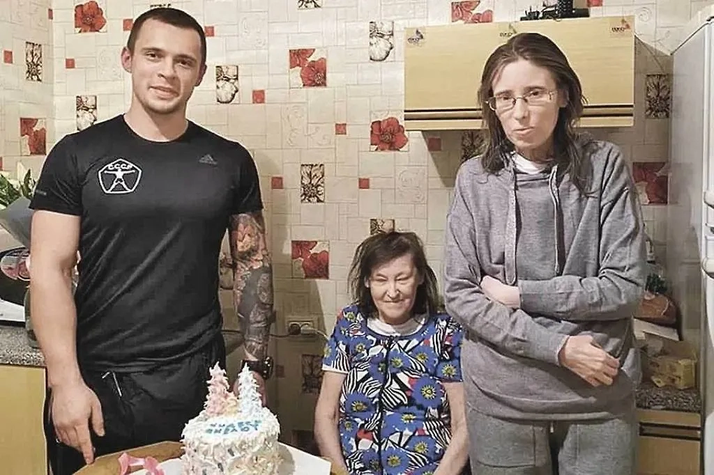 Бывший сотрудник МЧС Валерий Салабутин (слева) спас Александру Шишкину (справа) и её маму из пожара. Обложка © Kp.ru