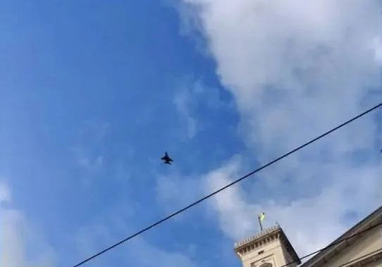 Истребитель F-16 над Львовом. Обложка © Telegram / "Военный осведомитель"