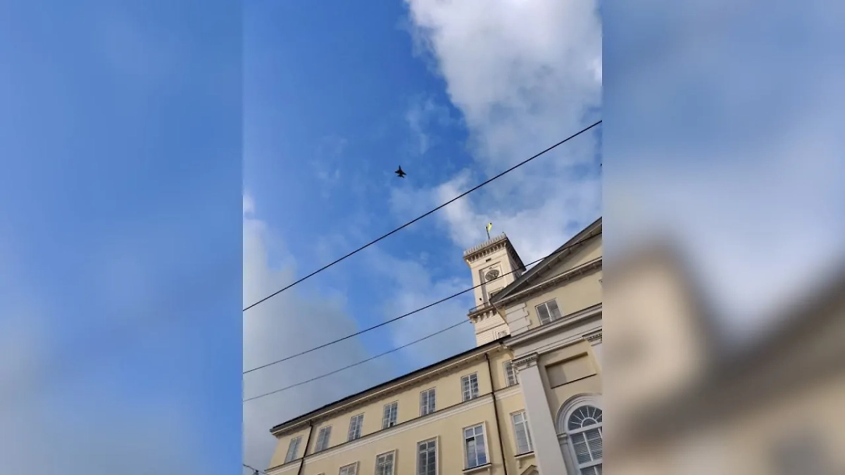 Истребитель F-16, замеченный в небе над Львовом. Фото © Telegram / "Военный осведомитель"