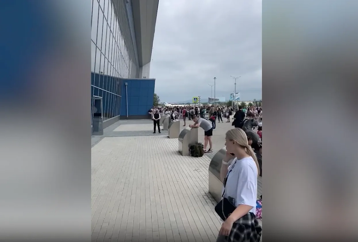 Эвакуация пассажиров в аэропорту Владивостока. Обложка © Telegram / Новости Приморья