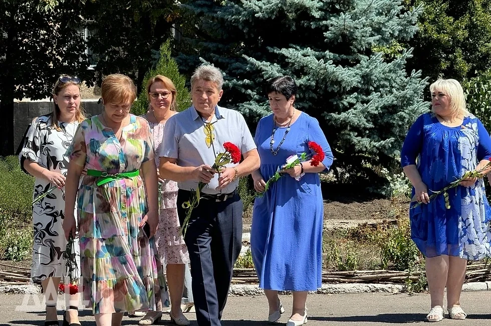 Возложение цветов к памятнику пионеру русского кино Александру Ханжонкову. Фото © Донецкое агентство новостей