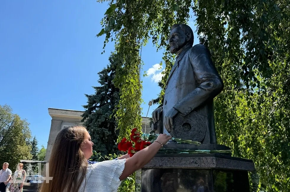 Возложение цветов к памятнику пионеру русского кино Александру Ханжонкову. Фото © Донецкое агентство новостей