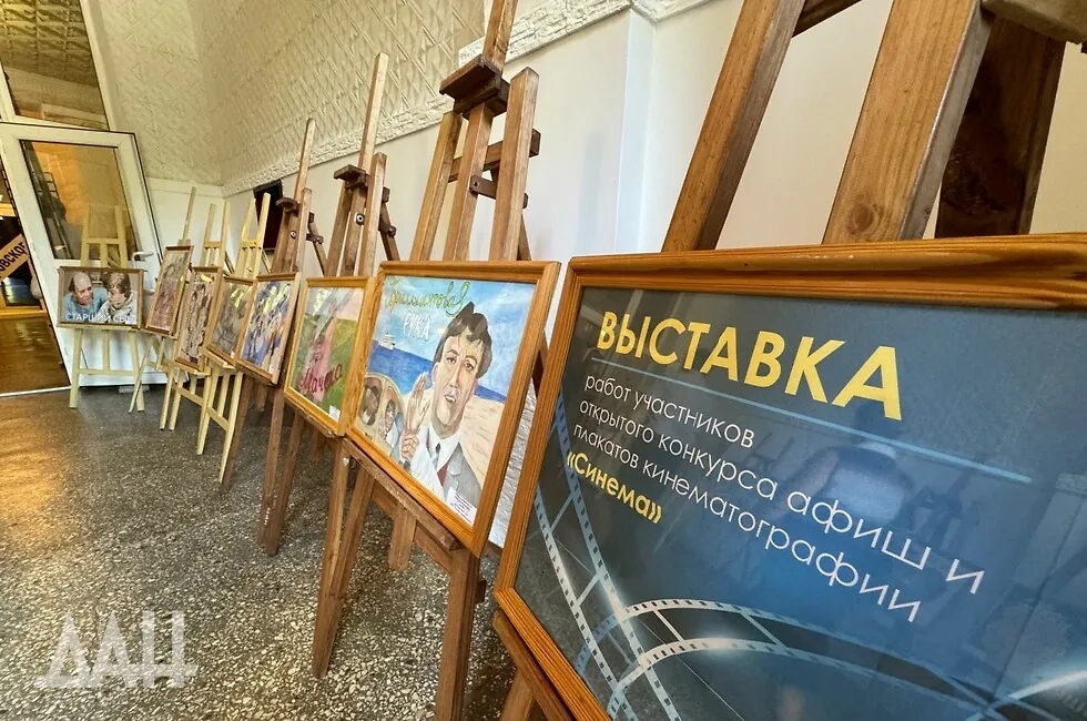 Работы, представленные на выставке фестиваля музыки и кино "Рождённый в сердце Макеевки!". Фото © Донецкое агентство новостей