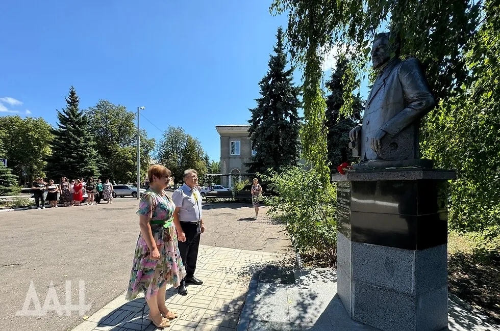 Возложение цветов к памятнику пионеру русского кино Александру Ханжонкову. Фото © Донецкое агентство новостей