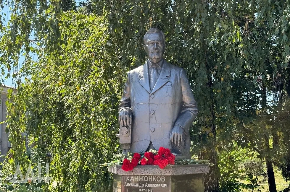 Памятник пионеру русского кино Александру Ханжонкову. Фото © Донецкое агентство новостей