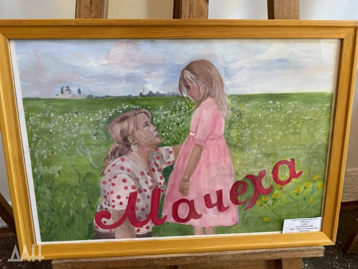 Работы, представленные на выставке фестиваля музыки и кино "Рождённый в сердце Макеевки!". Фото © Донецкое агентство новостей