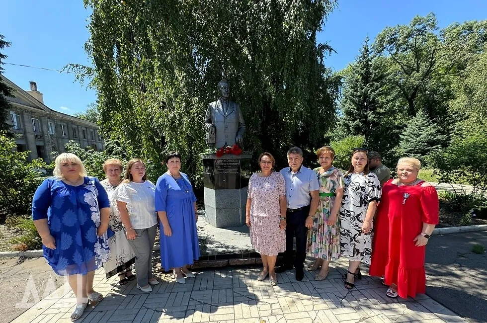 Памятник пионеру русского кино Александру Ханжонкову. Фото © Донецкое агентство новостей