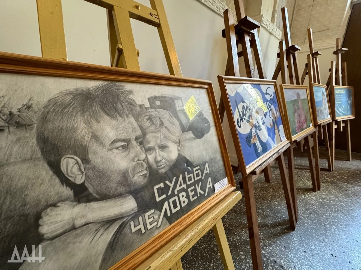 Работы, представленные на выставке фестиваля музыки и кино "Рождённый в сердце Макеевки!". Фото © Донецкое агентство новостей