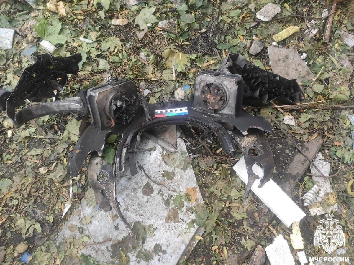 Остатки взрывоопасных предметов на месте падения украинской ракеты в Курске. Фото © Telegram / МЧС России 