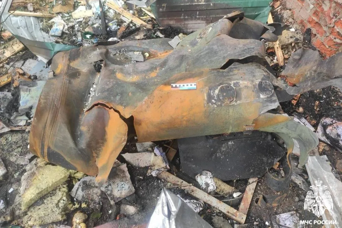 Остатки взрывоопасных предметов на месте падения украинской ракеты в Курске. Фото © Telegram / МЧС России 