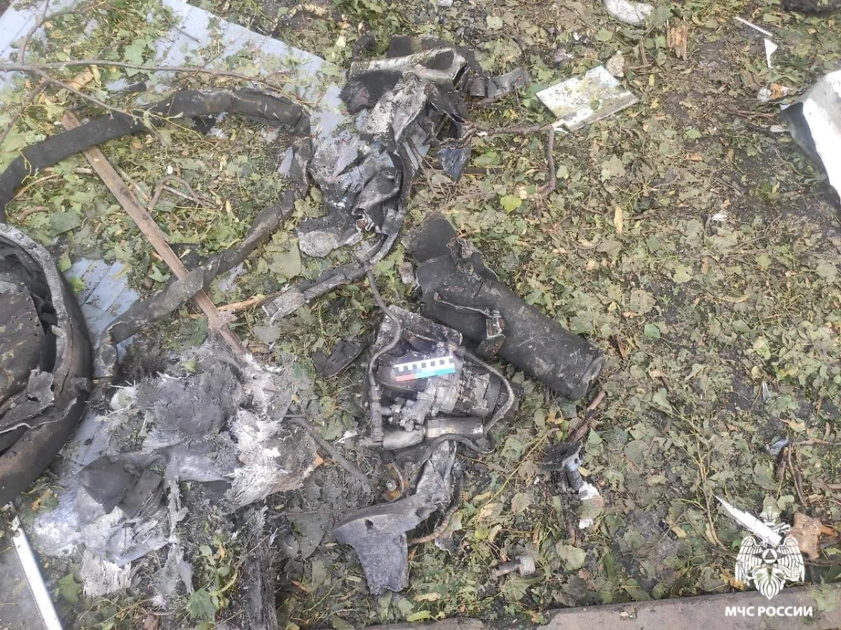 Остатки взрывоопасных предметов на месте падения украинской ракеты в Курске. Фото © Telegram / МЧС России 