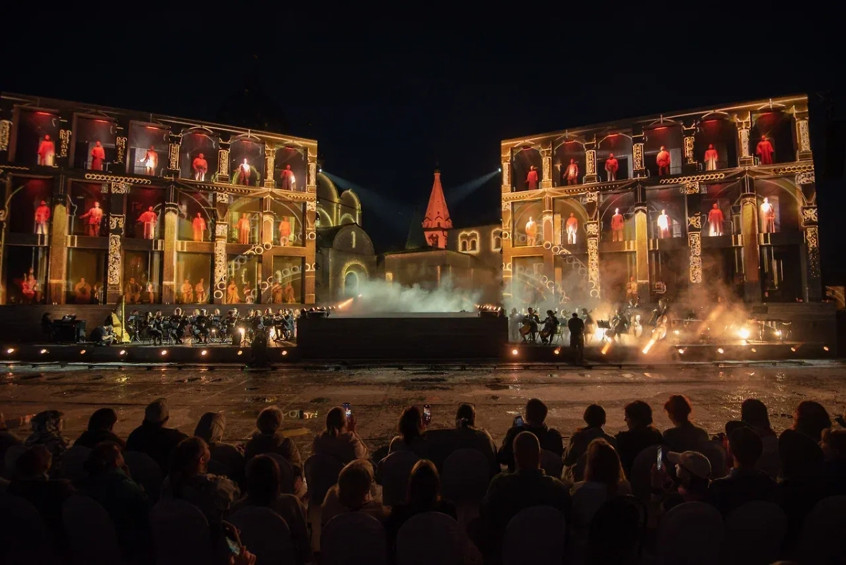 Специально для шоу был сформирован уникальный оркестр, в который вошли фольклорные и академические вокалисты, а также эстрадные артисты. Фото © Предоставлено Life.ru