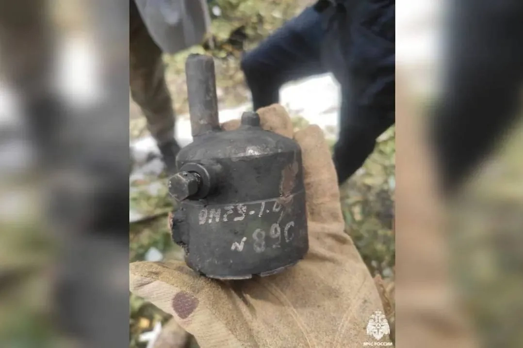 Остатки взрывоопасных предметов на месте падения украинской ракеты в Курске. Фото © Telegram / МЧС России 