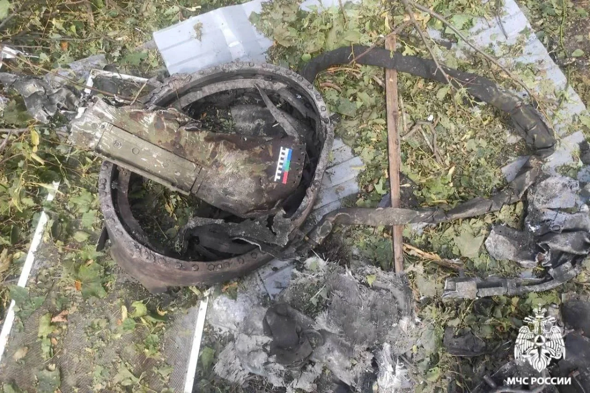 Остатки взрывоопасных предметов на месте падения украинской ракеты в Курске. Фото © Telegram / МЧС России 
