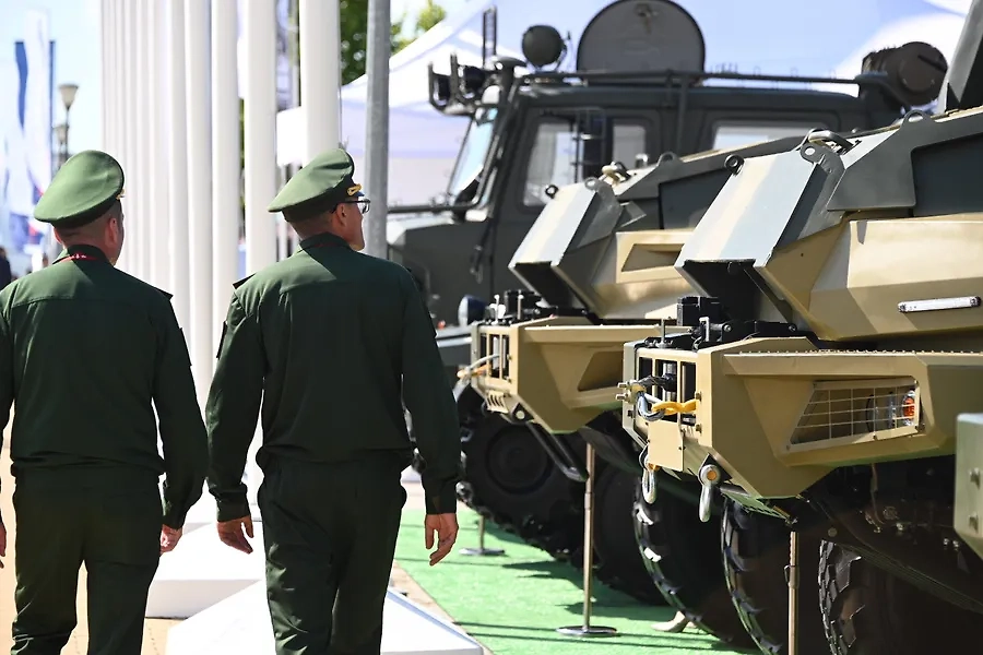 Участники форума "Армия-2023" в Подмосковье. Обложка © Life.ru / Павел Баранов