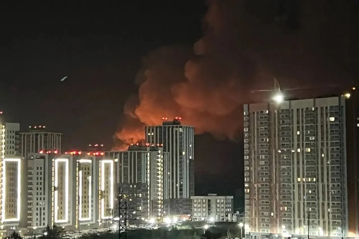 Жители Екатеринбурга сообают о взрыве недалеко от улицы Металлургов, причины которого на данный момент неизвестны. Обложка © Telegram / E1.RU | Новости Екатеринбурга