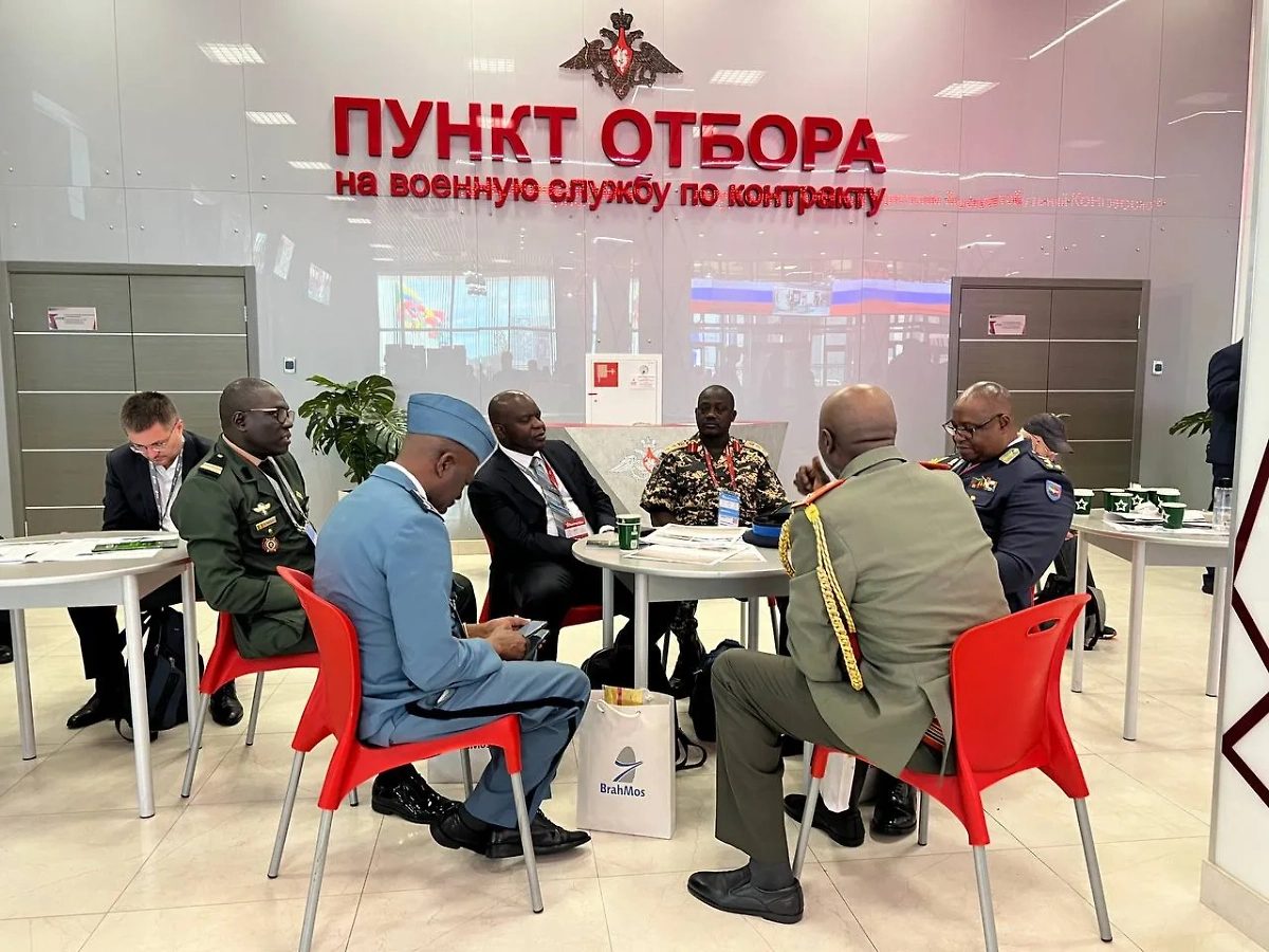 Представители стран Африки на форуме "Армия-2024". Фото © Life.ru / Павел Баранов