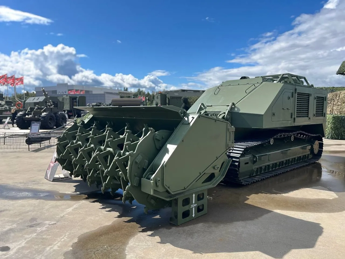 Гусеничная техника на форуме "Армия-2024". Фото © Life.ru / Павел Баранов