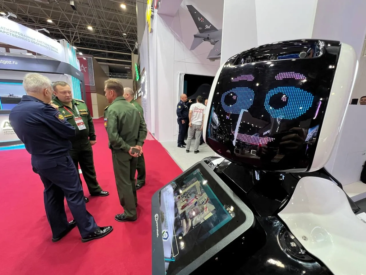 Отдельное внимание на форуме "Армия-2024" приковано новинкам в российской робототехнике. Фото © Life.ru / Павел Баранов