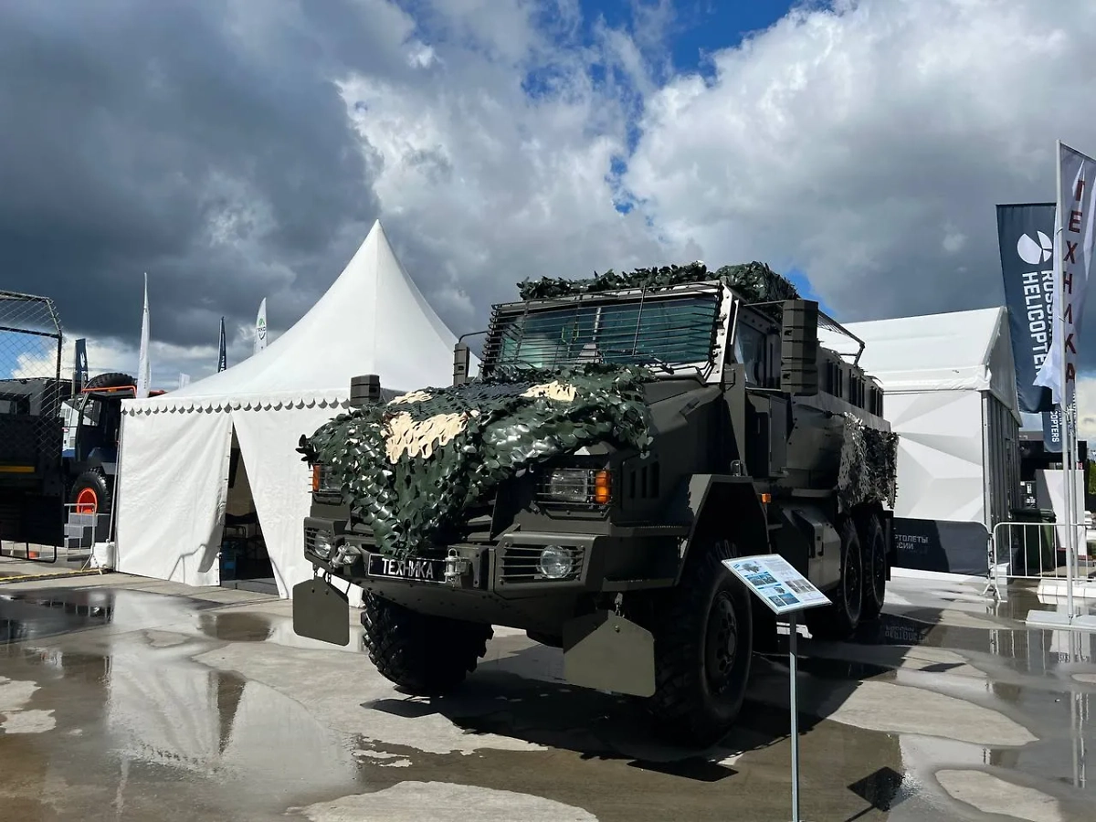 Бронеавтомобиль на форуме "Армия-2024". Фото © Life.ru / Павел Баранов