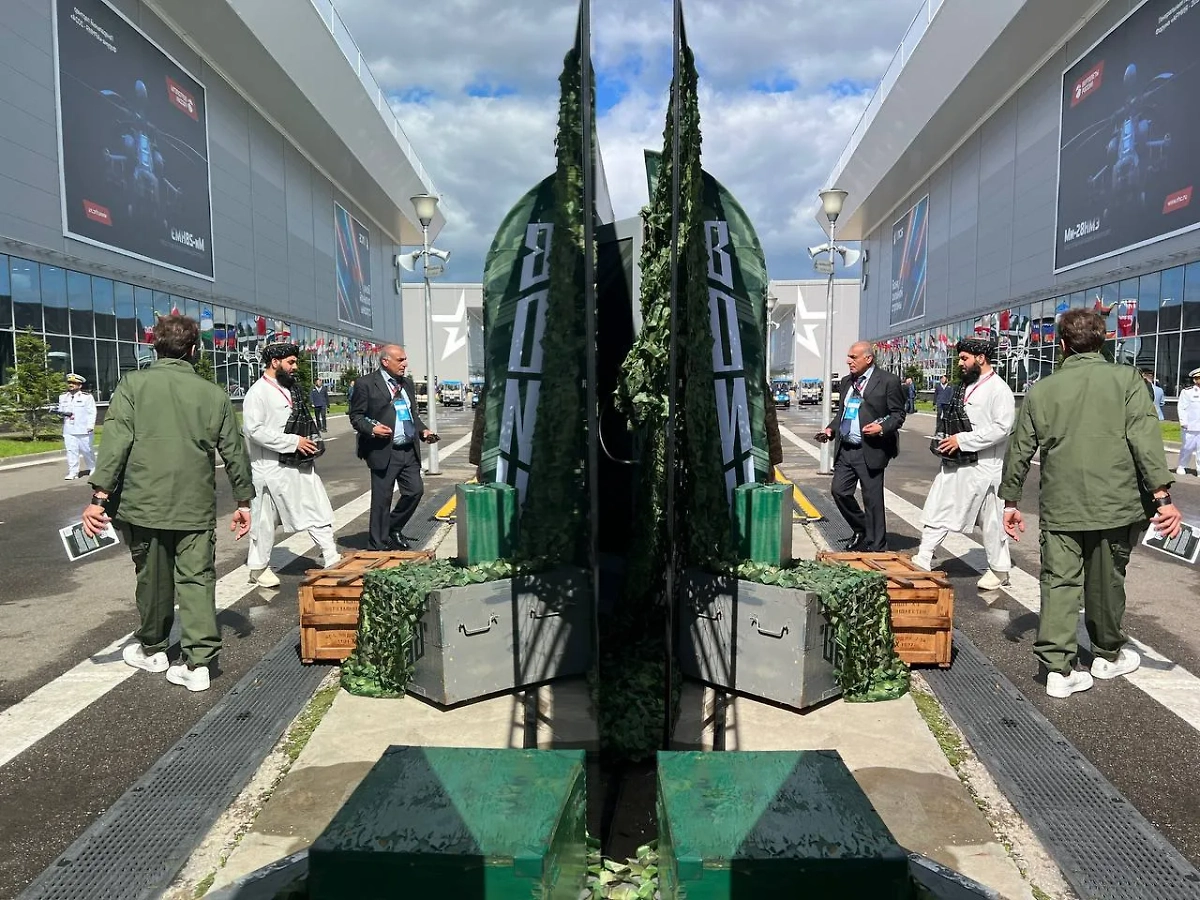 Военное снаряжение на форуме "Армия-2024". Фото © Life.ru / Павел Баранов