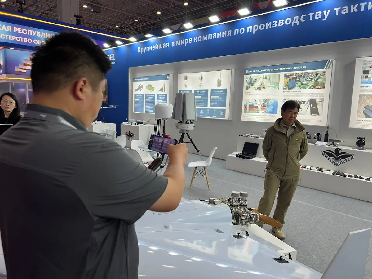 За экспонатами форума "Армия-2024" внимательно наблюдают и иностранные гости. Фото © Life.ru / Павел Баранов