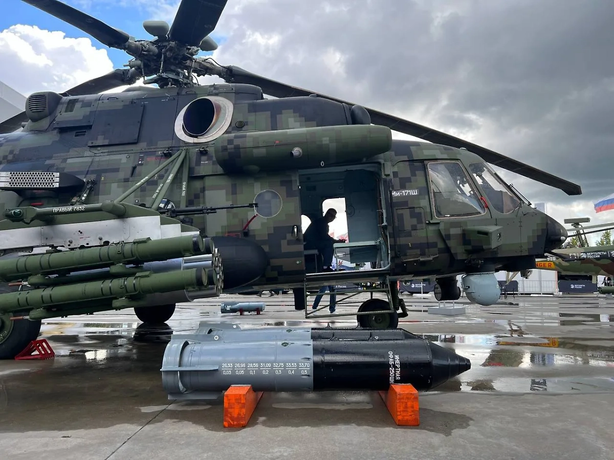 Вертолёт Ми-171 на форуме "Армия-2024". Фото © Life.ru / Павел Баранов
