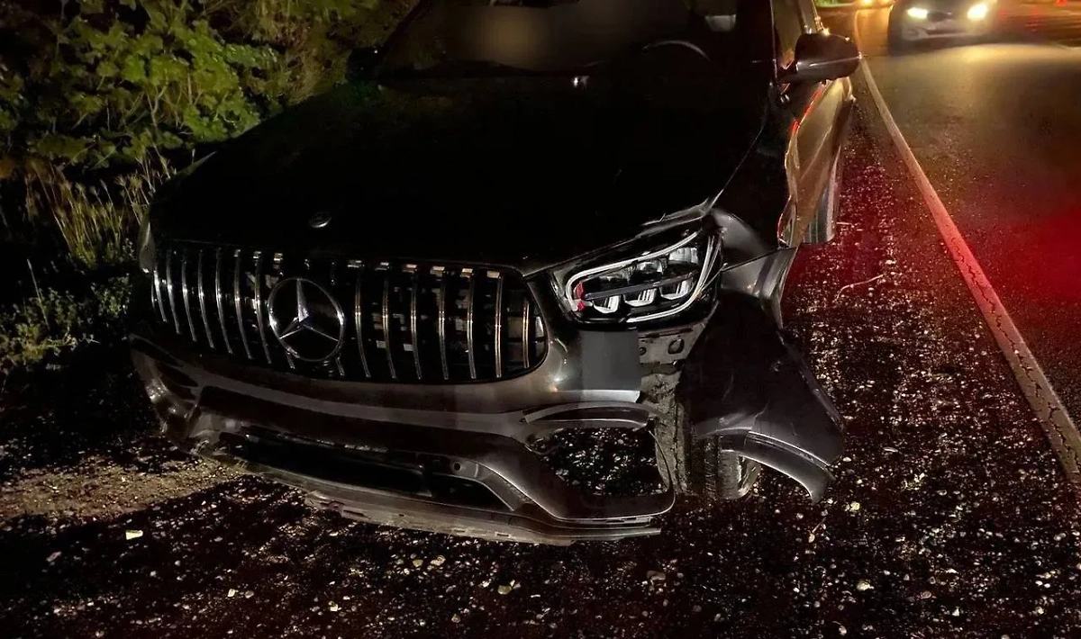 Автомобиль "мерседес" после того, как насмерть сбил ребёнка на Кубани. Обложка © Telegram / ГУ МВД России по Краснодарскому краю